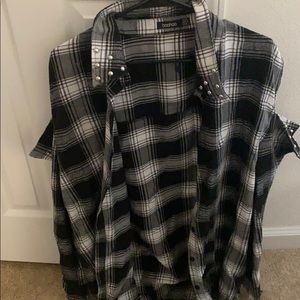 Cold shoulder button up
